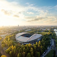 Ansicht Red Bull Arena Leipzig und Kanal bei Sonnenuntergang