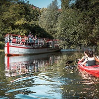 Kanu und Boot auf dem Kanal